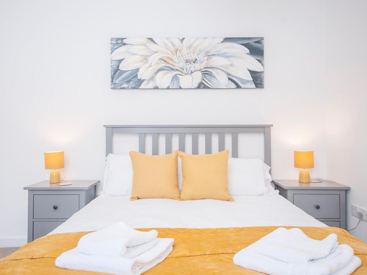 Apartment Modern 2 Bedroom Next To Bay With Parking *