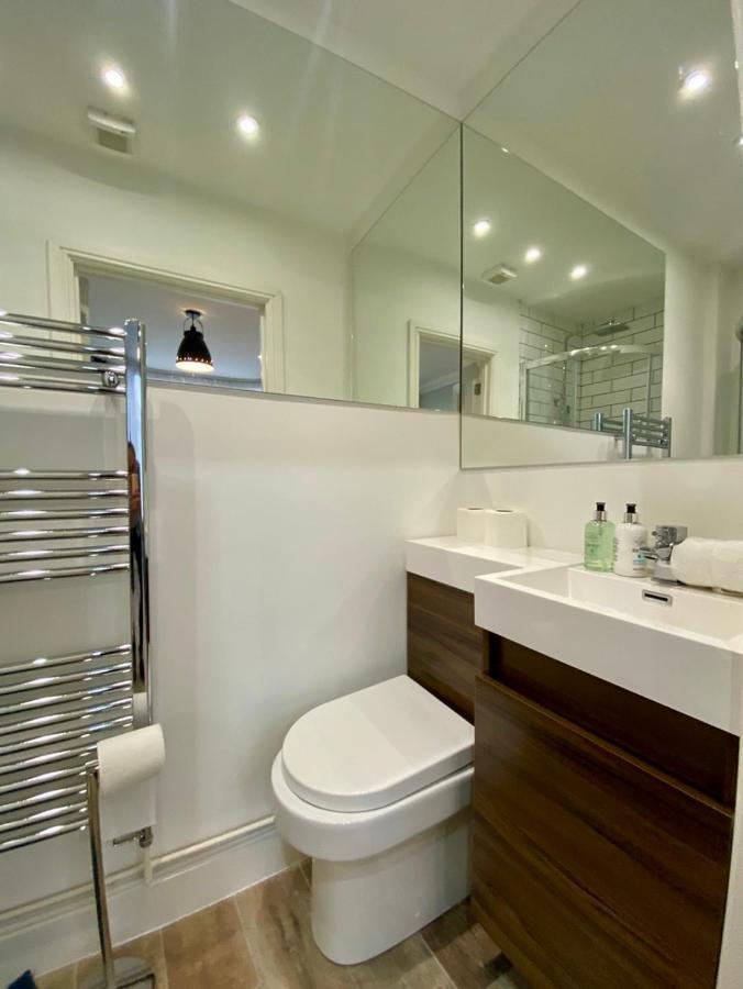 Stylish Modern Near Parks & Centre Apartment *