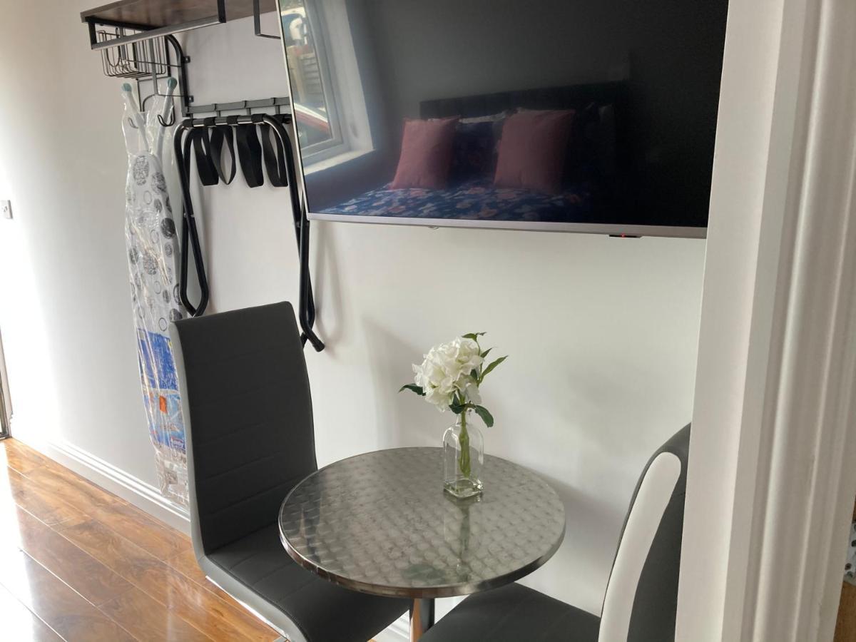 Beechfield House Modern Studio Self-contained Unit With Free Wifi And Parking And Kitchen Area 4m From Centre And Castle Cardiff