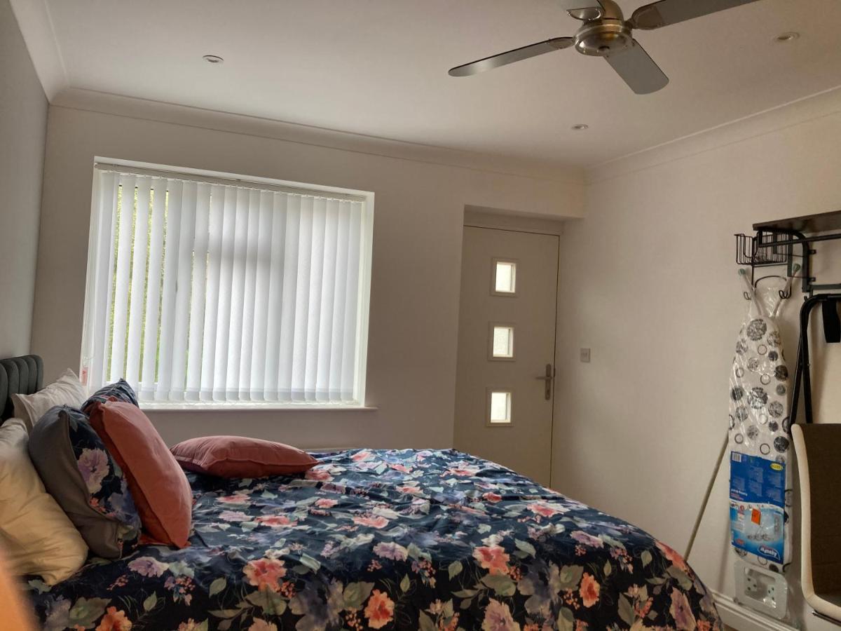 Beechfield House Modern Studio Self-contained Unit With Free Wifi And Parking And Kitchen Area 4m From Centre And Castle Apartment