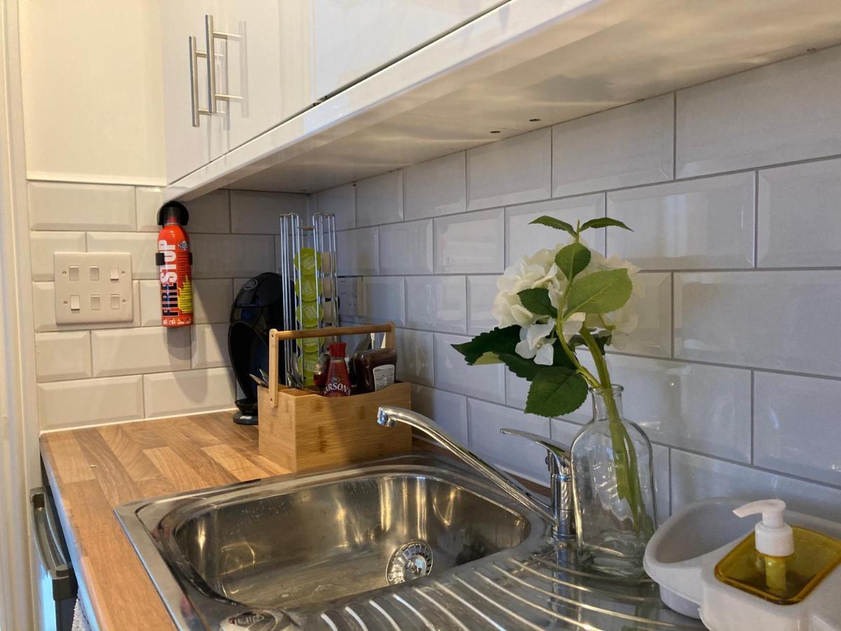 Beechfield House Modern Studio Self-contained Unit With Free Wifi And Parking And Kitchen Area 4m From Centre And Castle Apartment