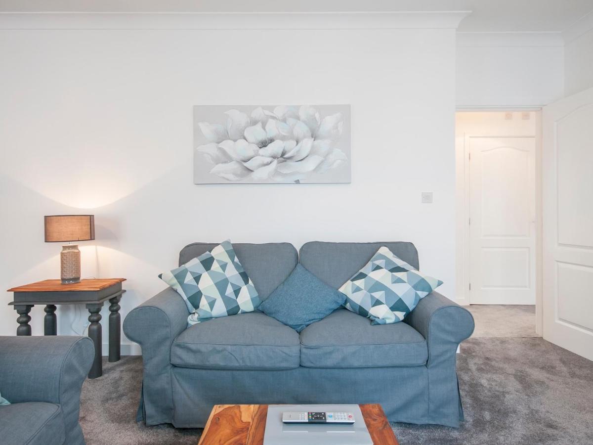 Apartment Modern 2 Bedroom Next To Bay With Parking *