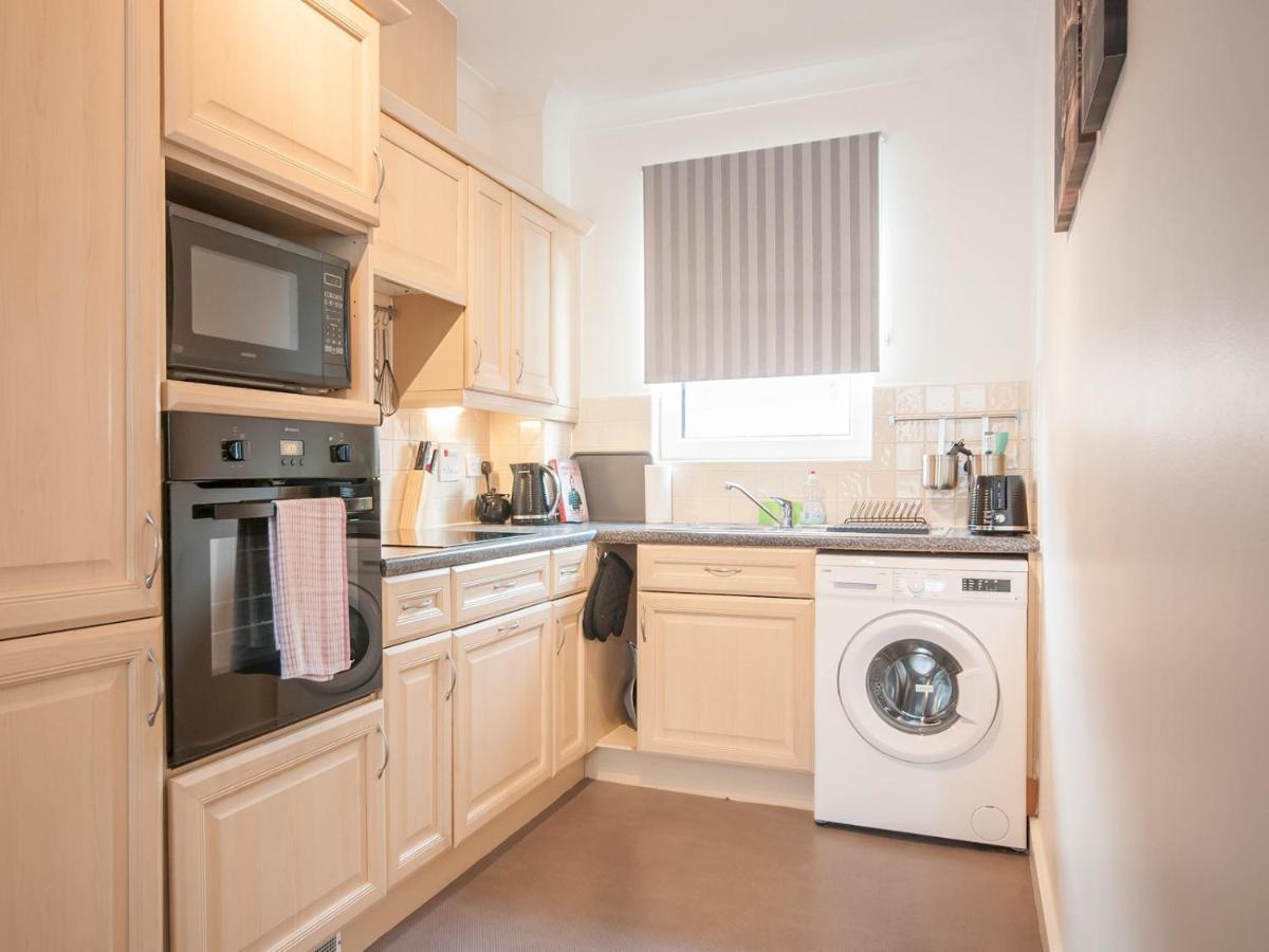 Modern 2 Bedroom Next To Bay With Parking Apartment