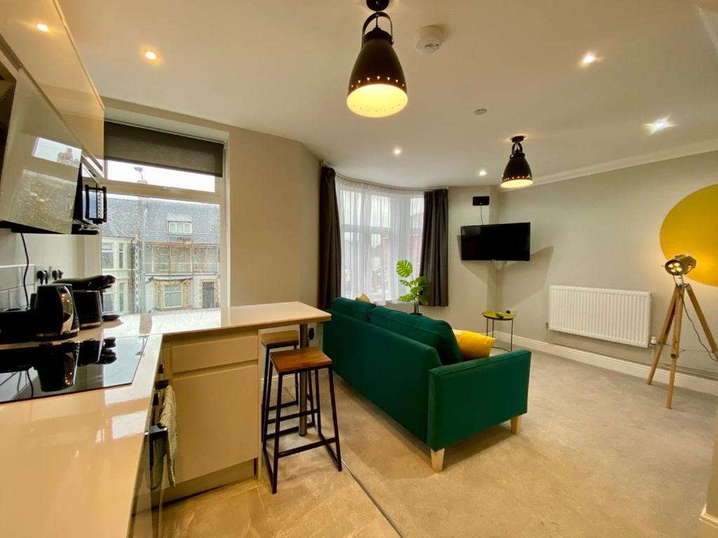 Stylish Modern Near Parks & Centre Apartment *