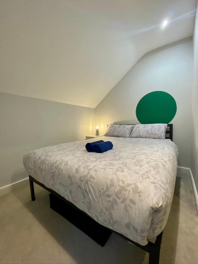 Stylish Modern Near Parks & Centre Apartment *
