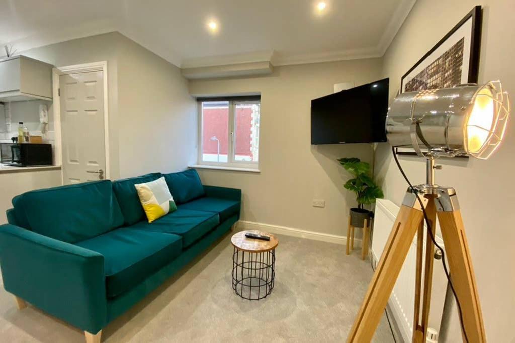 Stylish For 2 Nr Centre & Victoria Park Apartment Cardiff