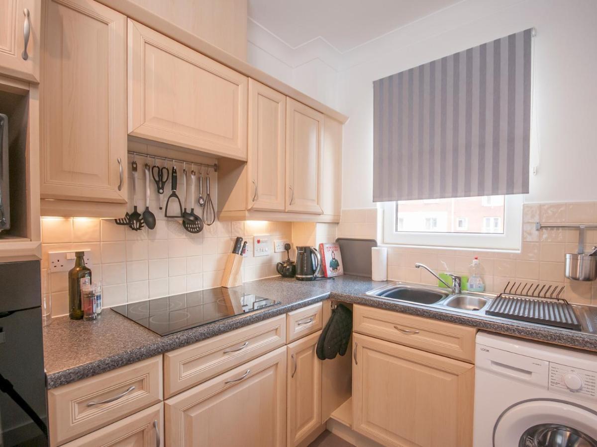 Modern 2 Bedroom Next To Bay With Parking Apartment