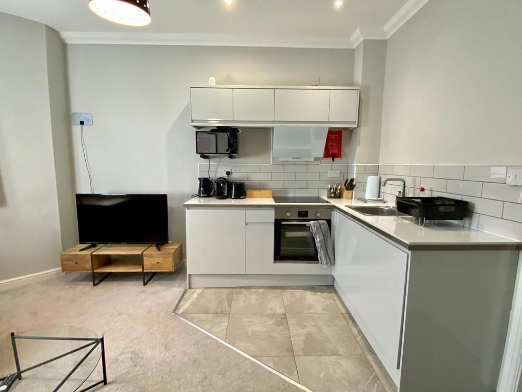 Stylish Modern Near Parks & Centre Apartment *