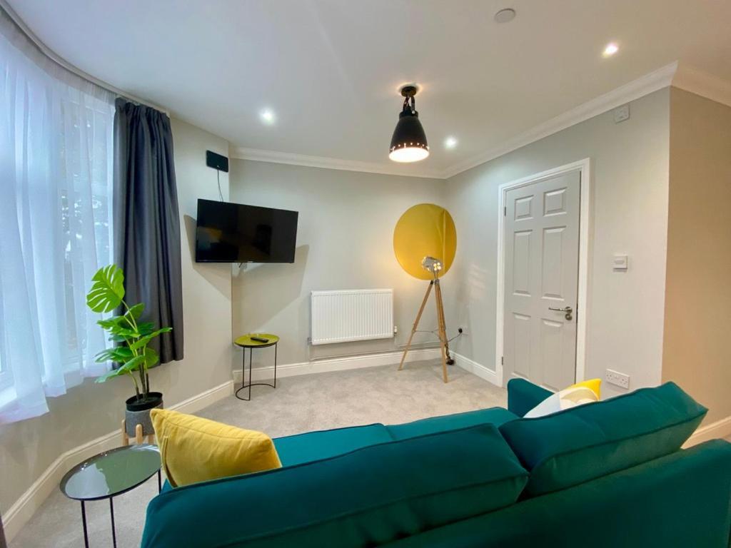 Stylish Modern Near Parks & Centre Apartment