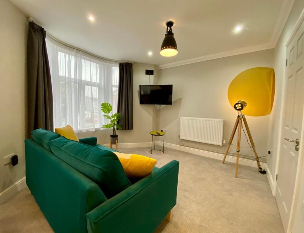 Stylish Modern Near Parks & Centre