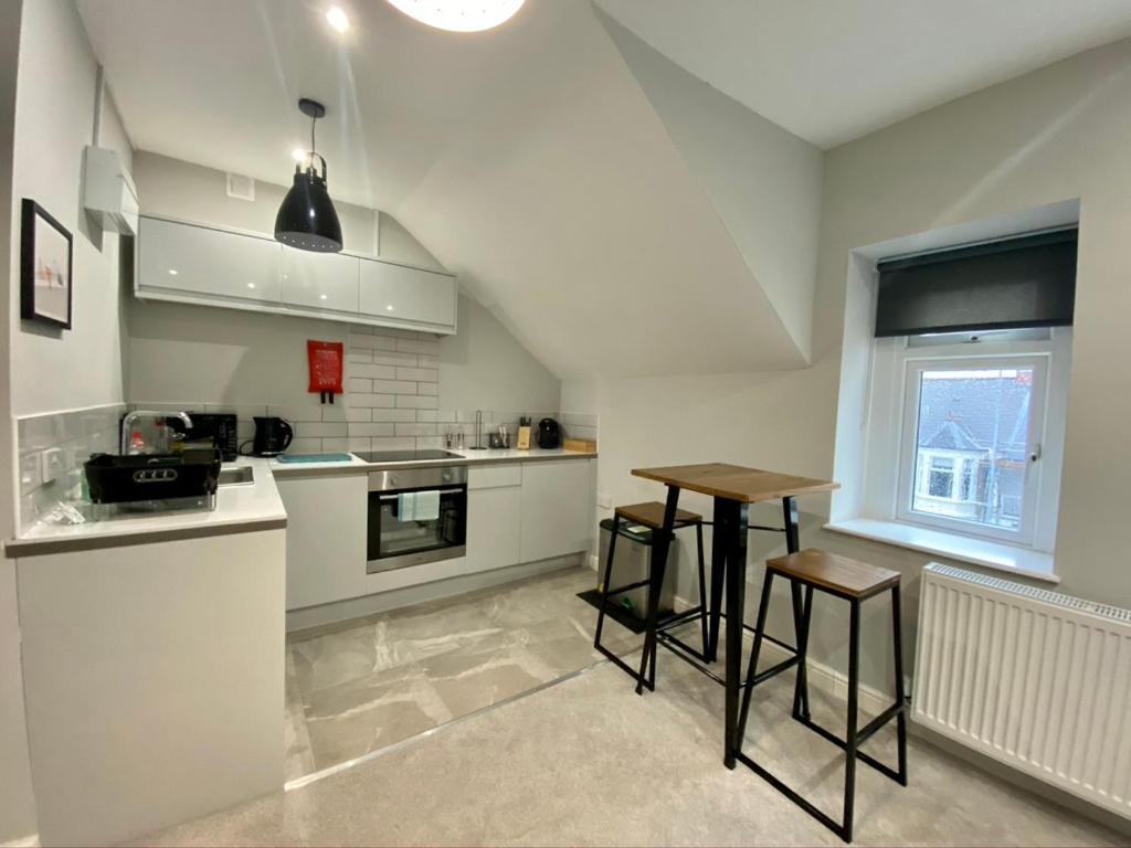 Stylish Modern Near Parks & Centre Apartment