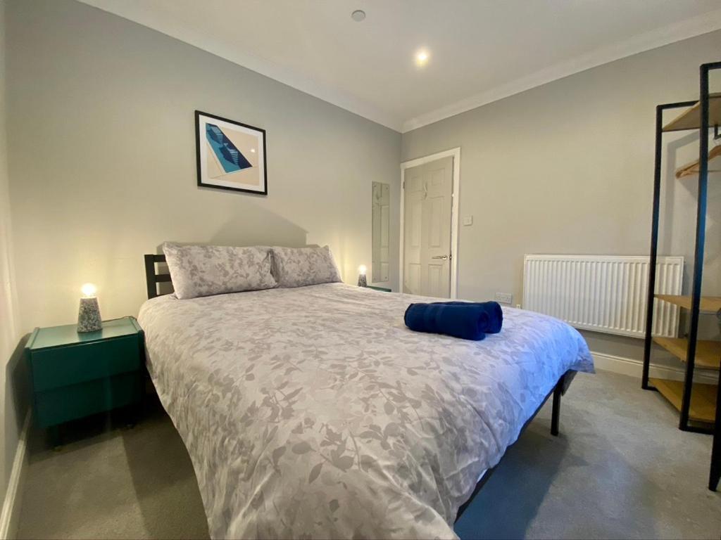 Stylish Modern Near Parks & Centre Apartment *