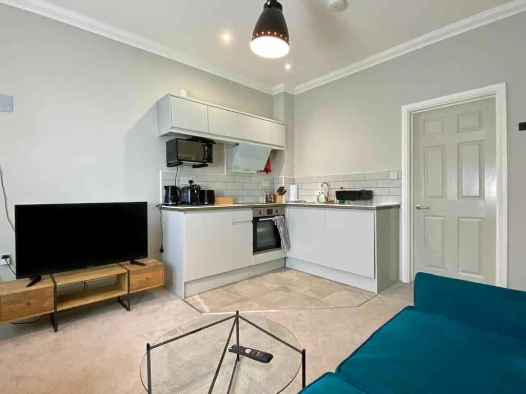 Stylish Modern Near Parks & Centre Apartment *