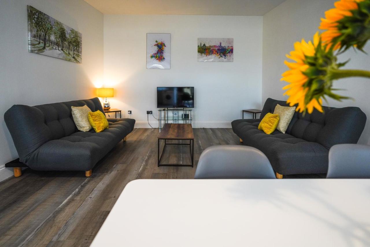 Private, Detached Annex With On-street Parking *