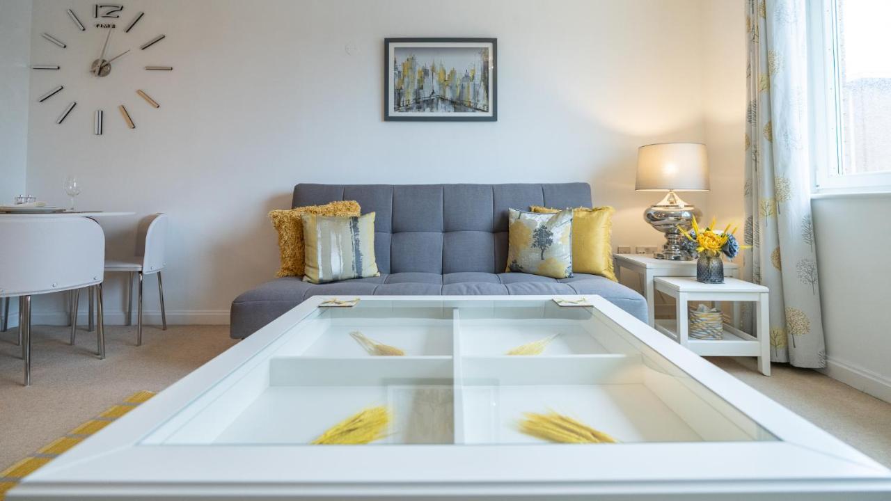 Hansen Court - Stylish Bay With Parking And River Views