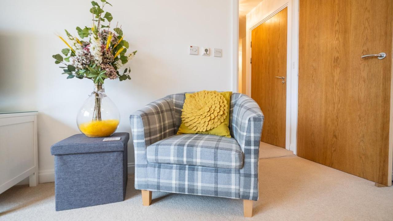 Hansen Court - Stylish Bay With Parking And River Views