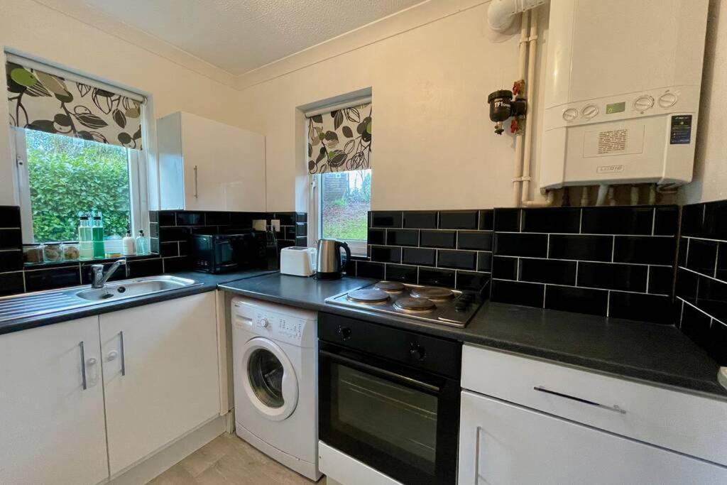 House Near Llandaff For Up To 6 With Parking *