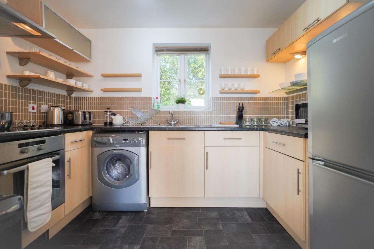 Stylish With Private Parking * Cardiff