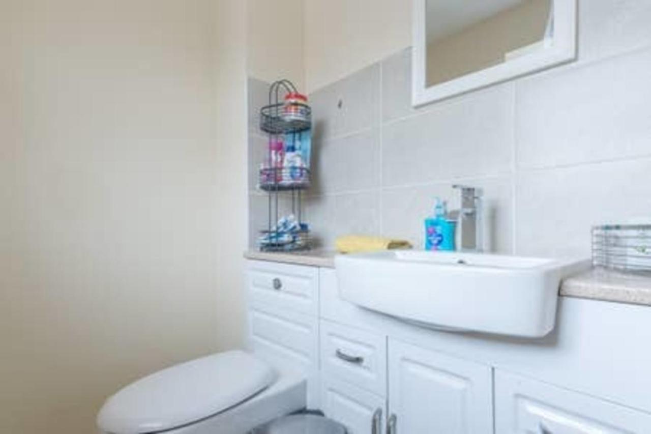 Holiday home Modern 4 Bedroom Detached House In *