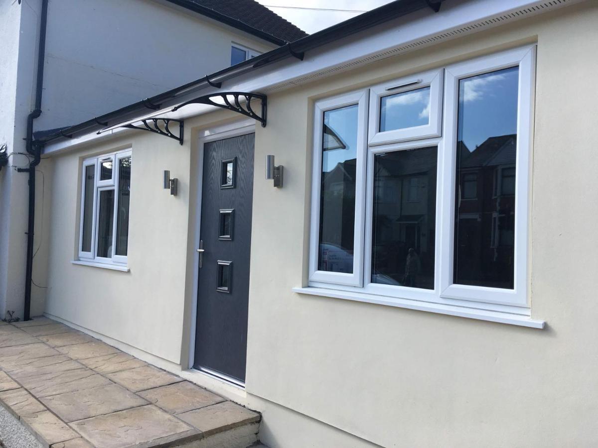 Apartment Beechfield House Modern Studio Self-contained Unit With Free Wifi And Parking And Kitchen Area 4m From Centre And Castle