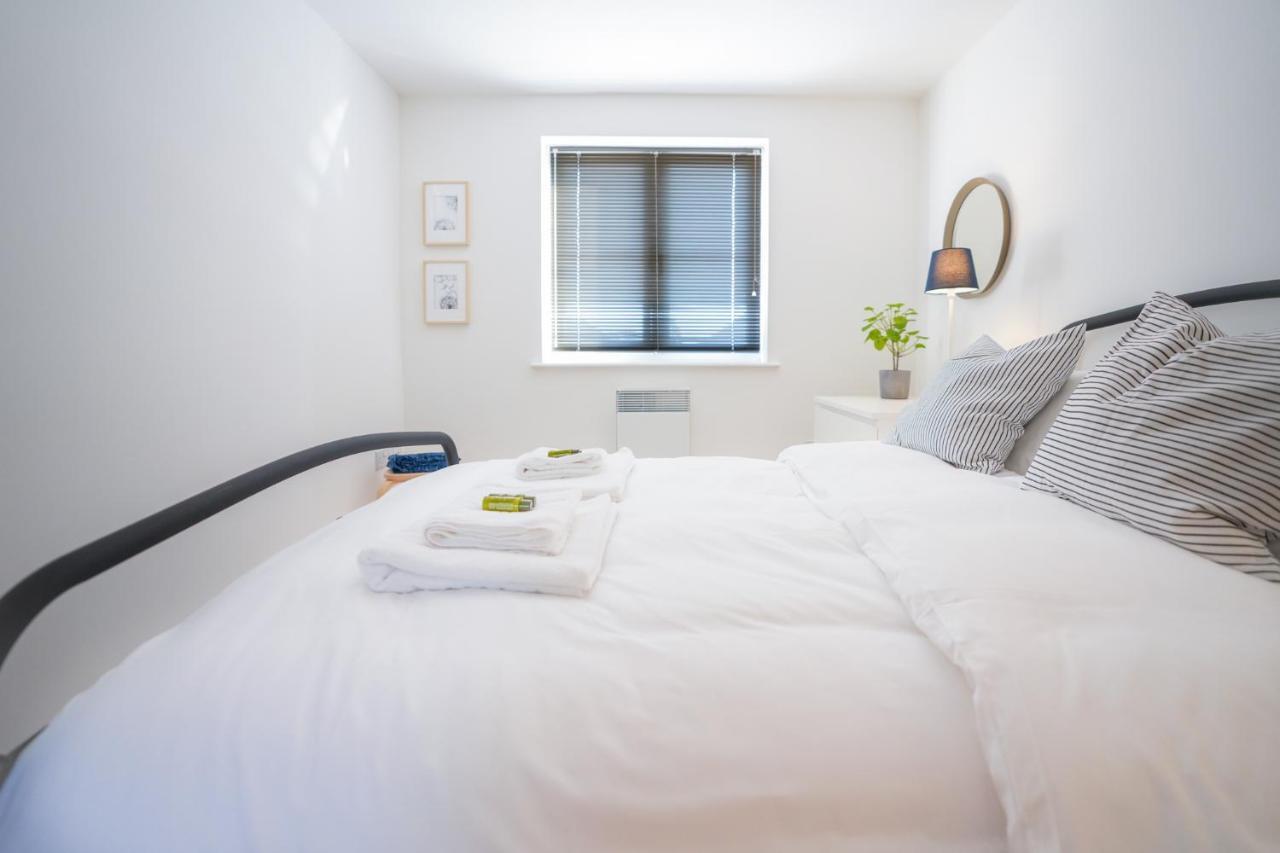 Stylish With Private Parking Apartment