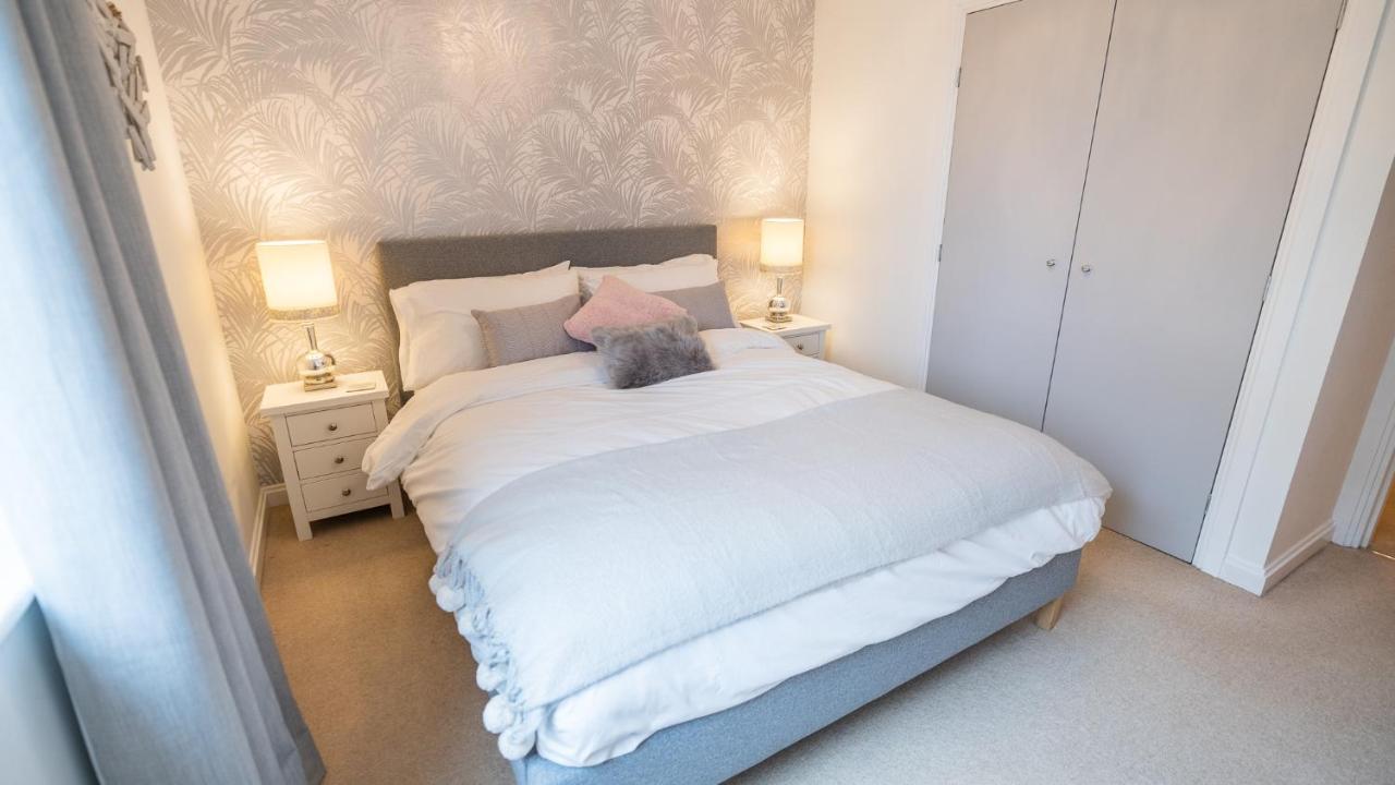Hansen Court - Stylish Bay With Parking And River Views