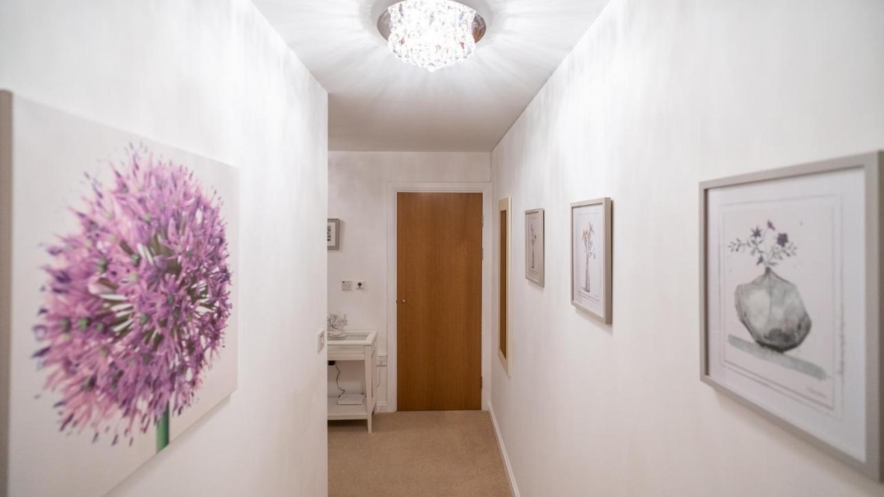 Hansen Court - Stylish Bay With Parking And River Views *