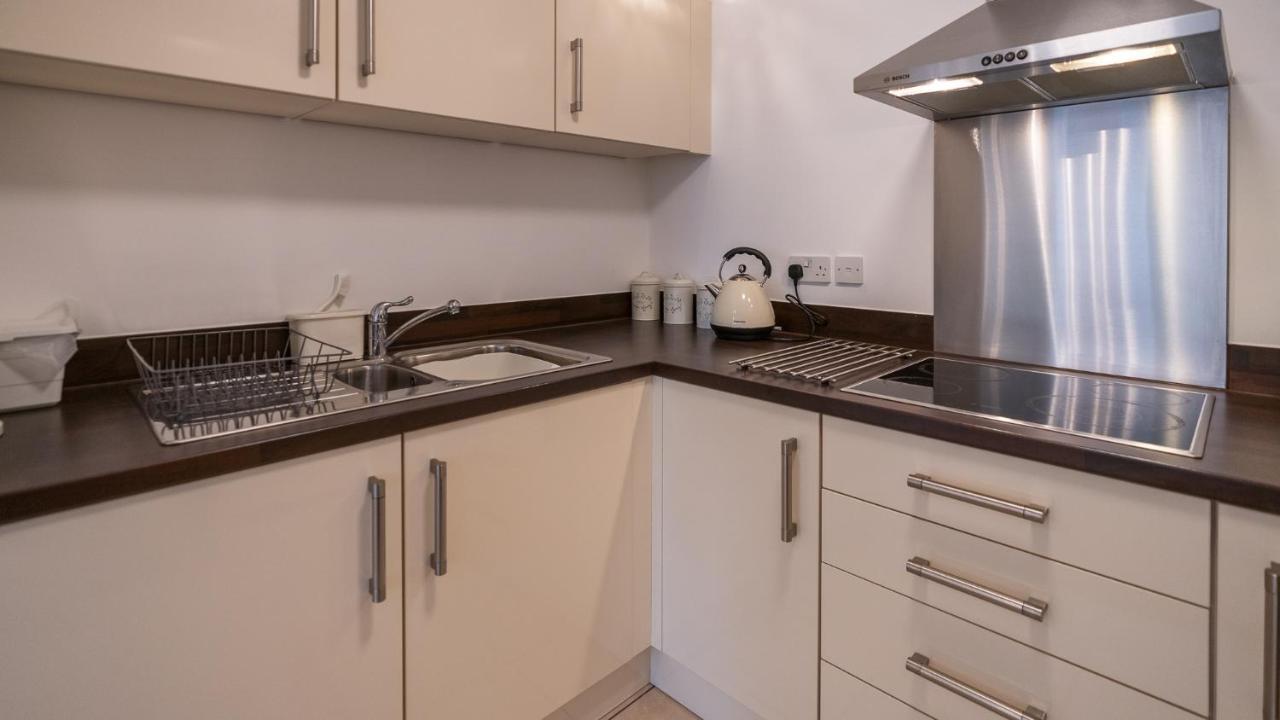 Hansen Court - Stylish Bay With Parking And River Views