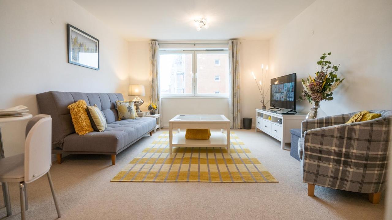 Hansen Court - Stylish Bay With Parking And River Views