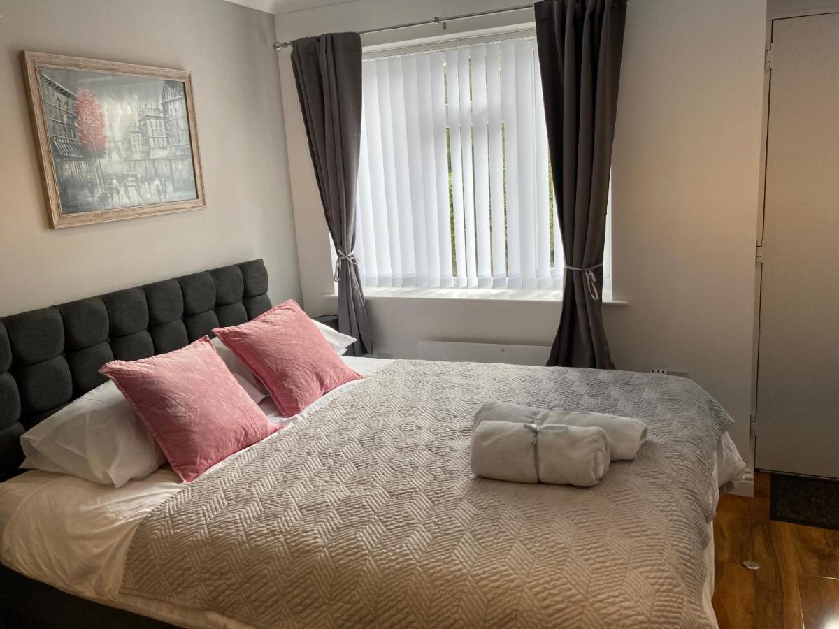 Beechfield House Modern Studio Self-contained Unit With Free Wifi And Parking And Kitchen Area 4m From Centre And Castle Apartment