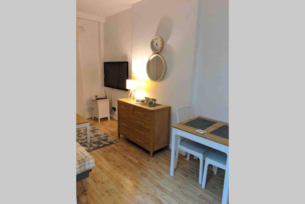 Cozy Hidden Gem In The Bay 10 Mins Walk From Wmc With Parking * Cardiff