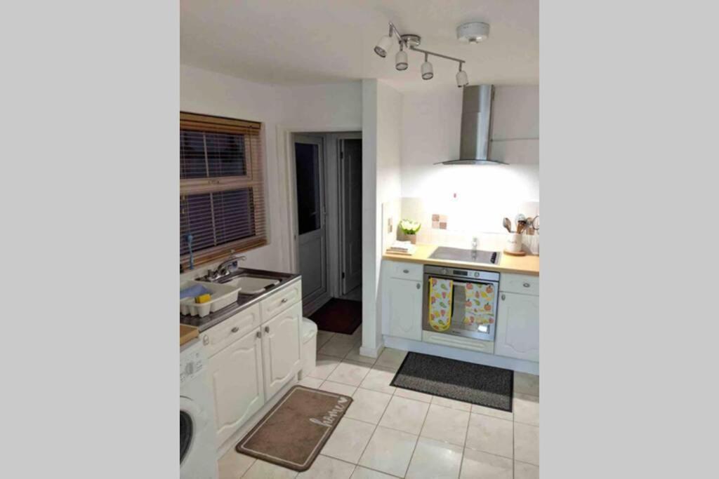 Cozy Hidden Gem In The Bay 10 Mins Walk From Wmc With Parking *