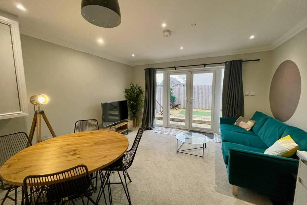 Stylish Modern Two Bedroom With Garden