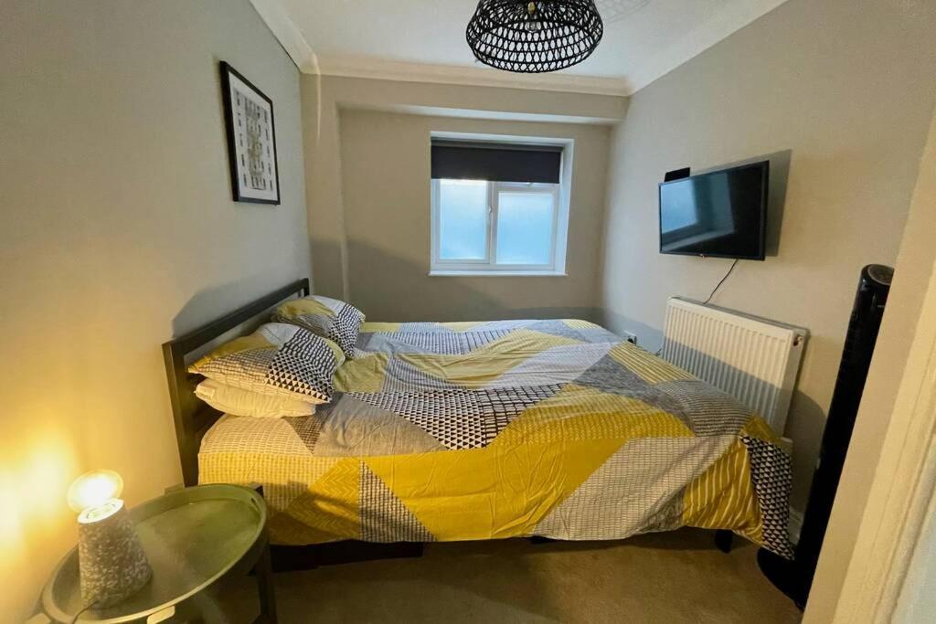 Stylish Modern Two Bedroom With Garden Apartment *