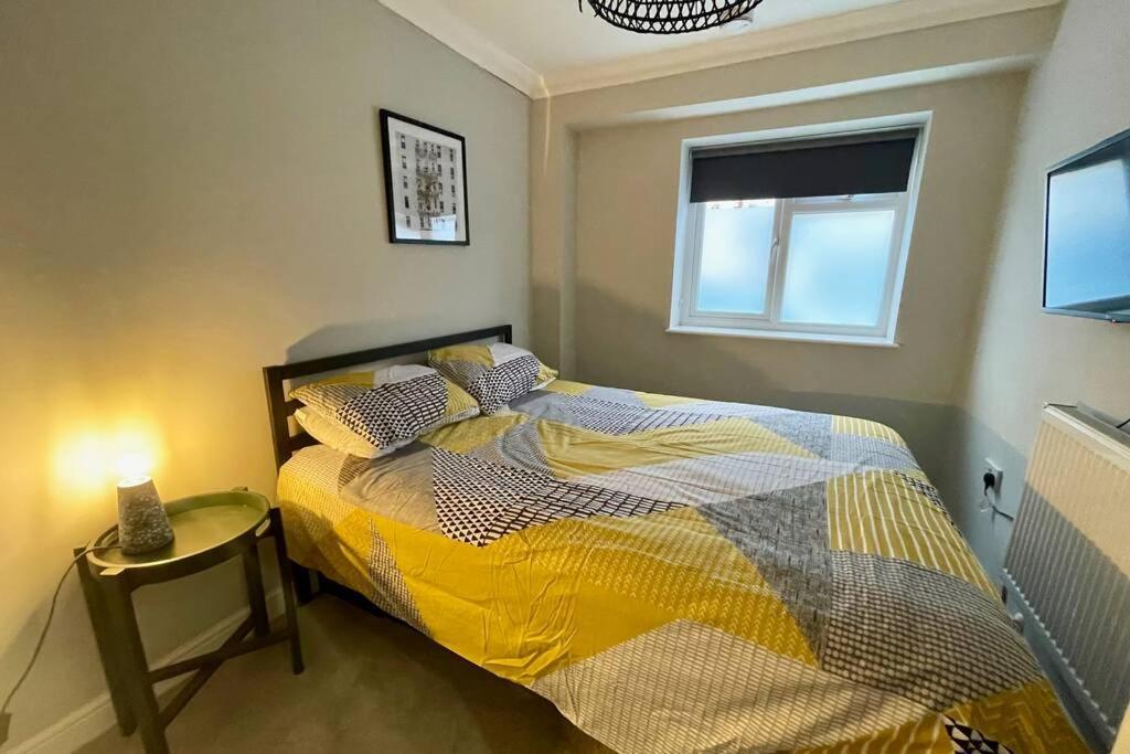 Stylish Modern Two Bedroom With Garden *