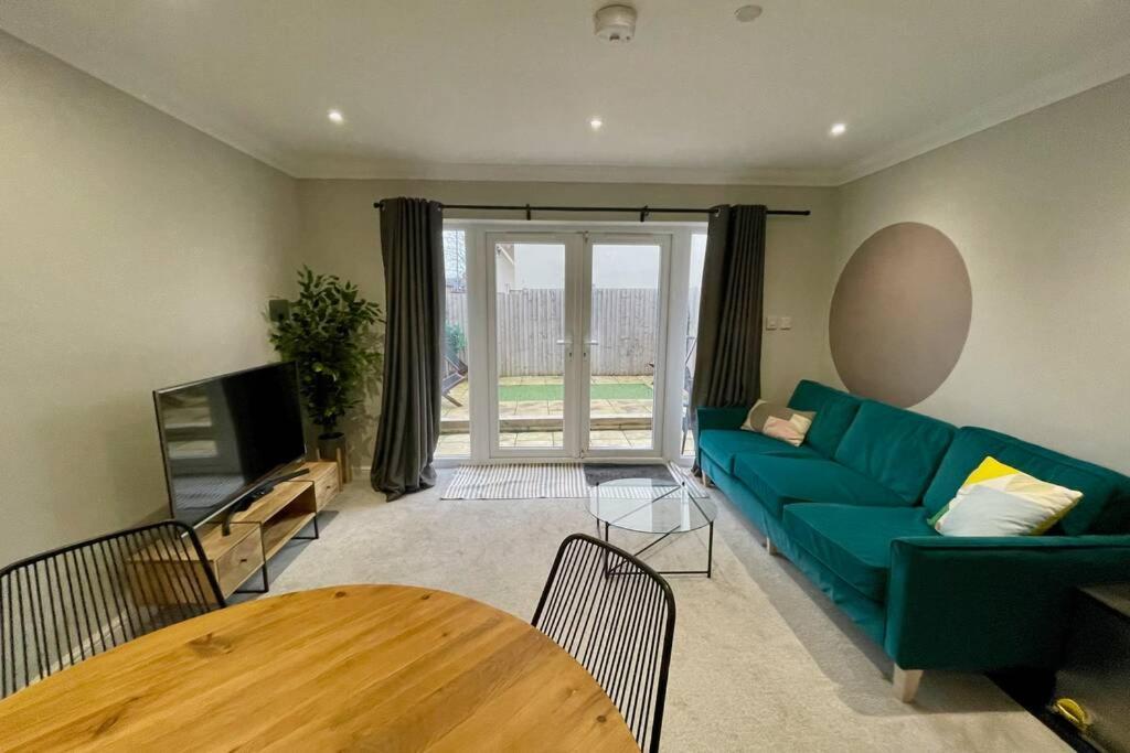 Stylish Modern Two Bedroom With Garden