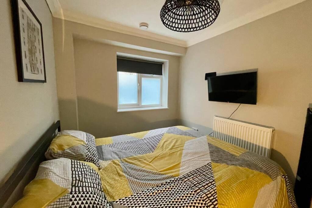 Stylish Modern Two Bedroom With Garden *