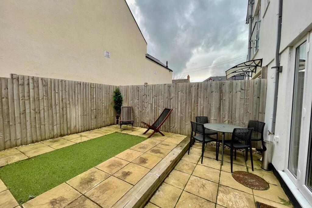 Stylish Modern Two Bedroom With Garden Cardiff