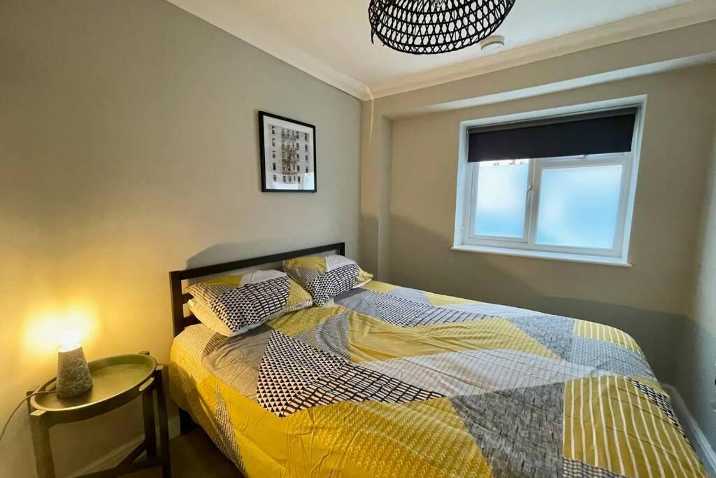 Apartment Stylish Modern Two Bedroom With Garden