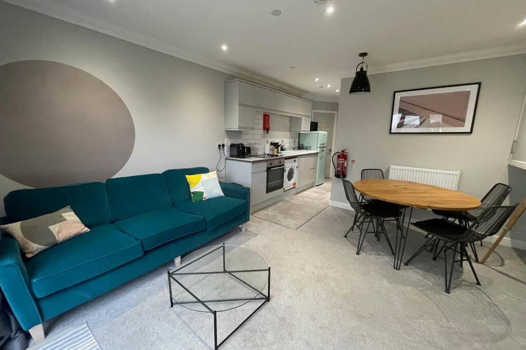 Apartment Stylish Modern Two Bedroom With Garden
