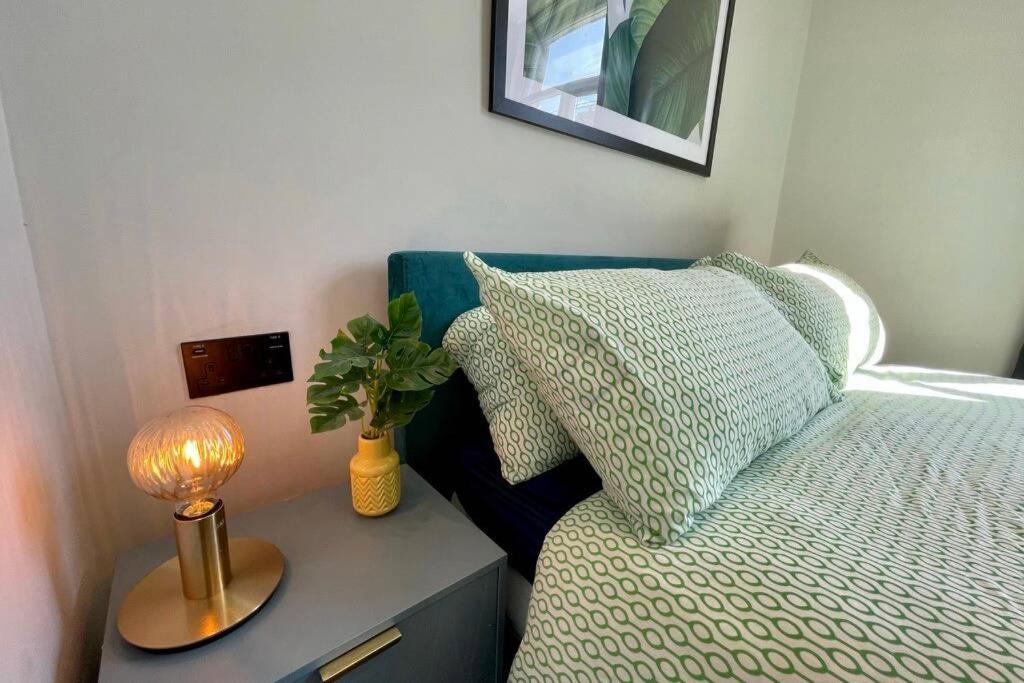 Holiday home Large House Near Victoria Park For Groups, 10 Mins Bus To Centre *