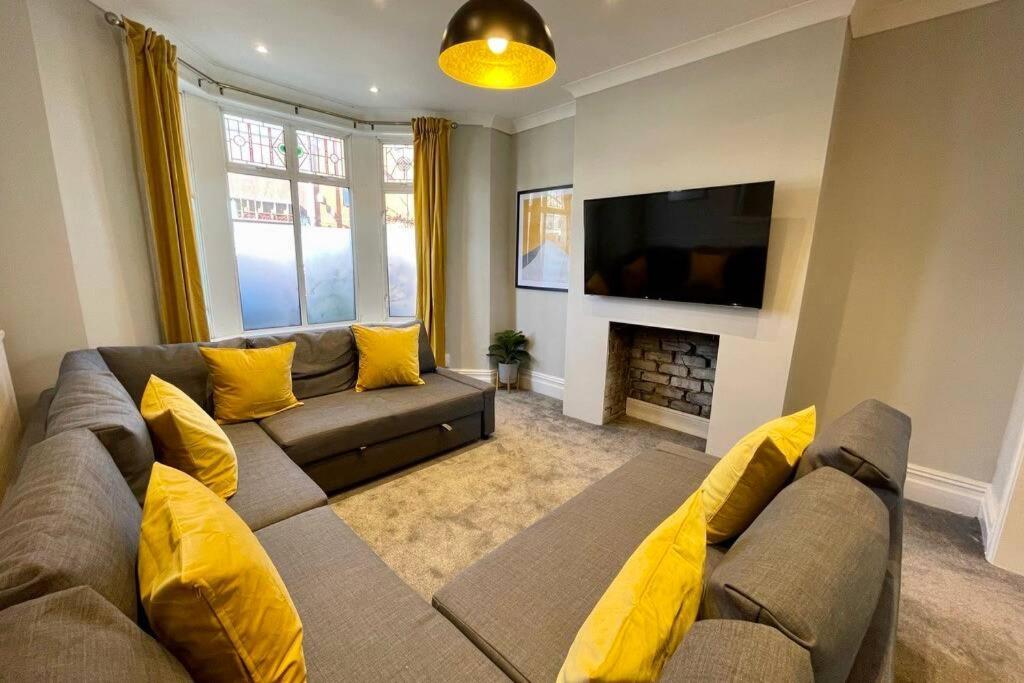 Holiday home Large House Near Victoria Park For Groups, 10 Mins Bus To Centre Cardiff