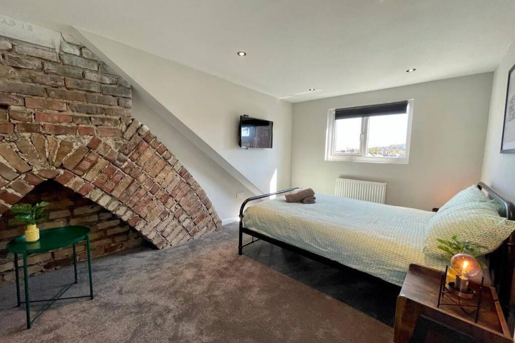 Holiday home Large House Near Victoria Park For Groups, 10 Mins Bus To Centre *
