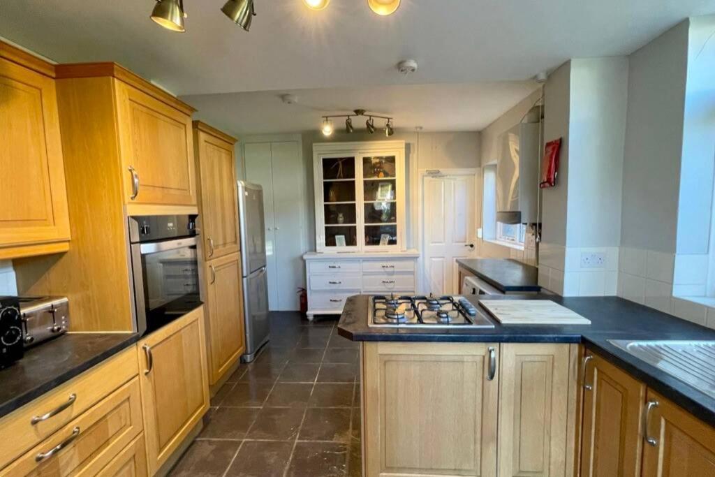 Holiday home Large House Near Victoria Park For Groups, 10 Mins Bus To Centre *