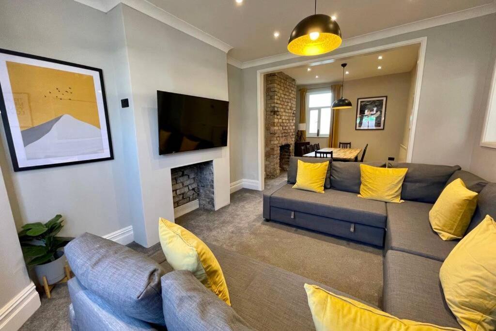 Holiday home Large House Near Victoria Park For Groups, 10 Mins Bus To Centre *