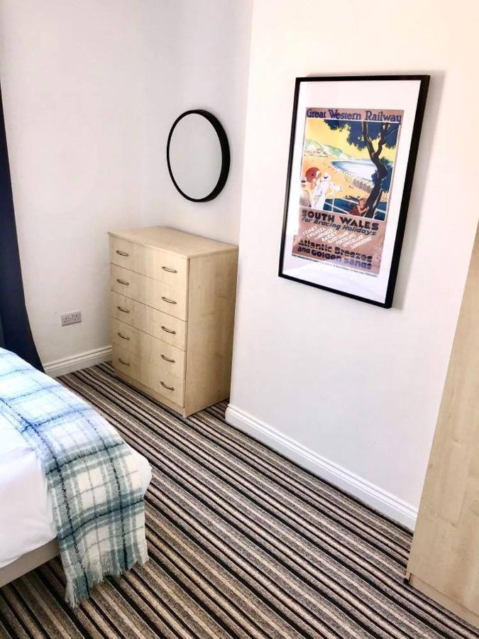 Holiday home 4 Double Beds City House, Virgin Tv Wifi Free Parking *