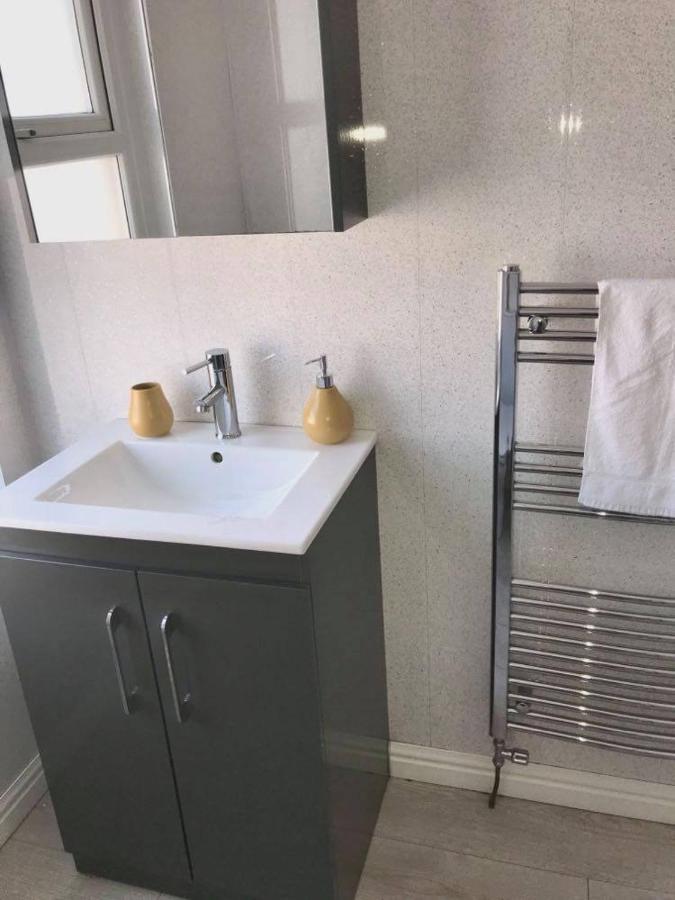 4 Double Beds City House, Virgin Tv Wifi Free Parking Holiday home *