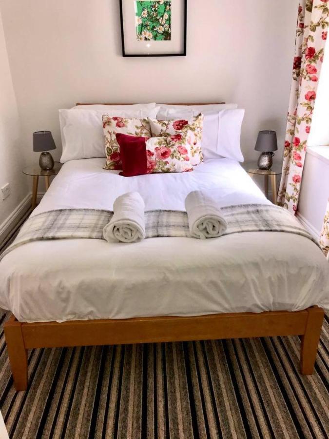 4 Double Beds City House, Virgin Tv Wifi Free Parking