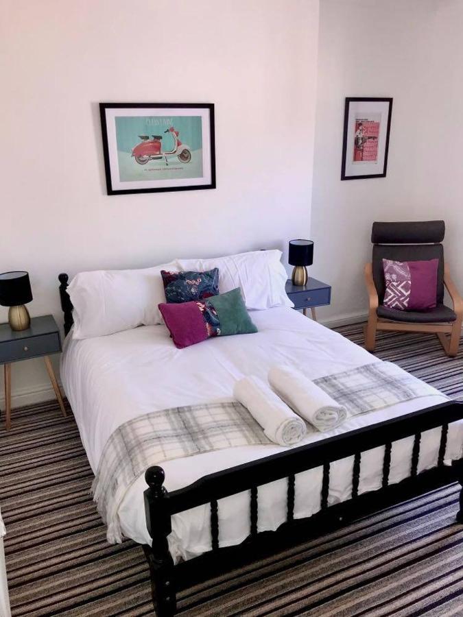 4 Double Beds City House, Virgin Tv Wifi Free Parking