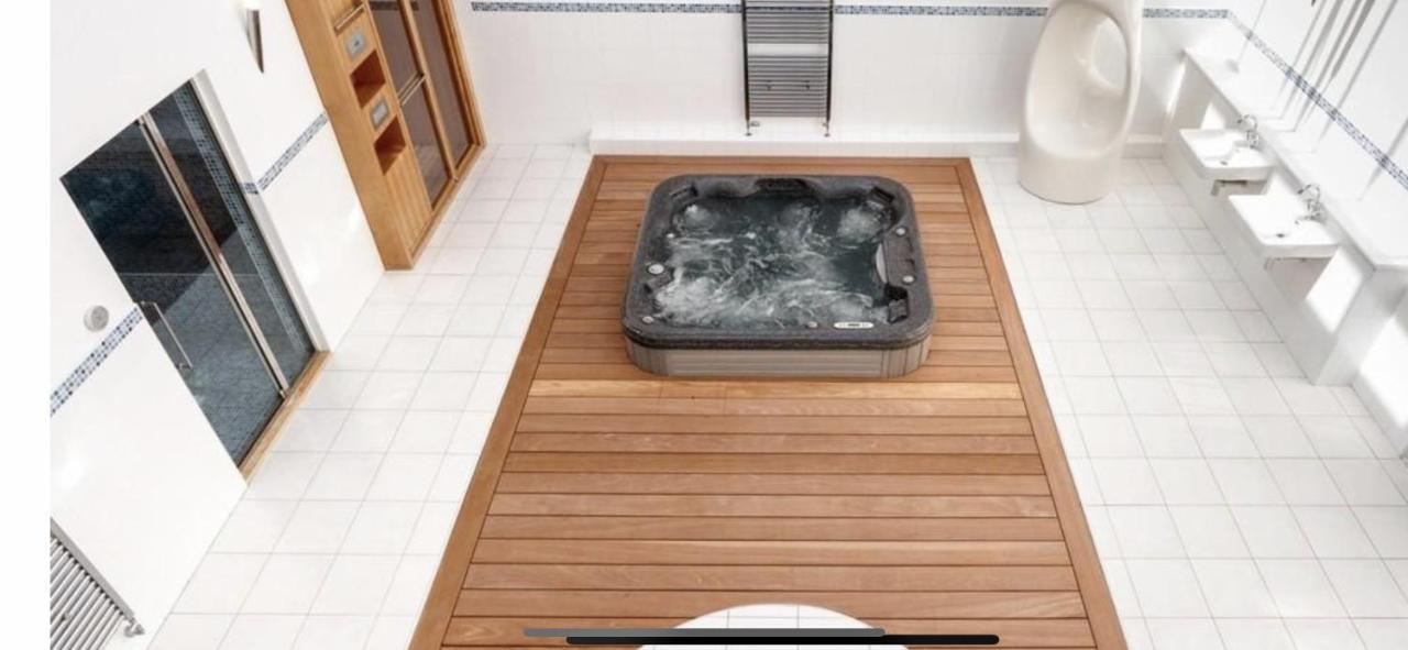 Apartment Private Spa, Steam Room, Sauna, Large Hot Tub And Gym In Stunning 3 Bedroom Cardiff